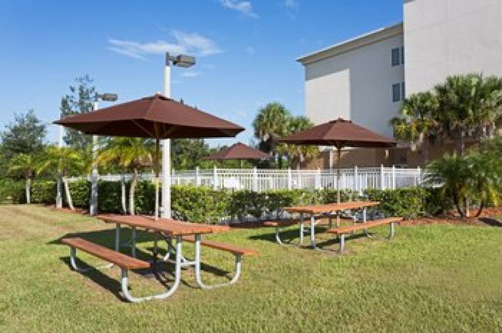 Holiday Inn Express & Suites FORT PIERCE WEST 2