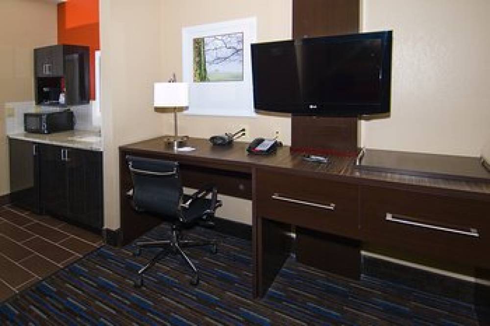 Holiday Inn Express & Suites FULTON 1