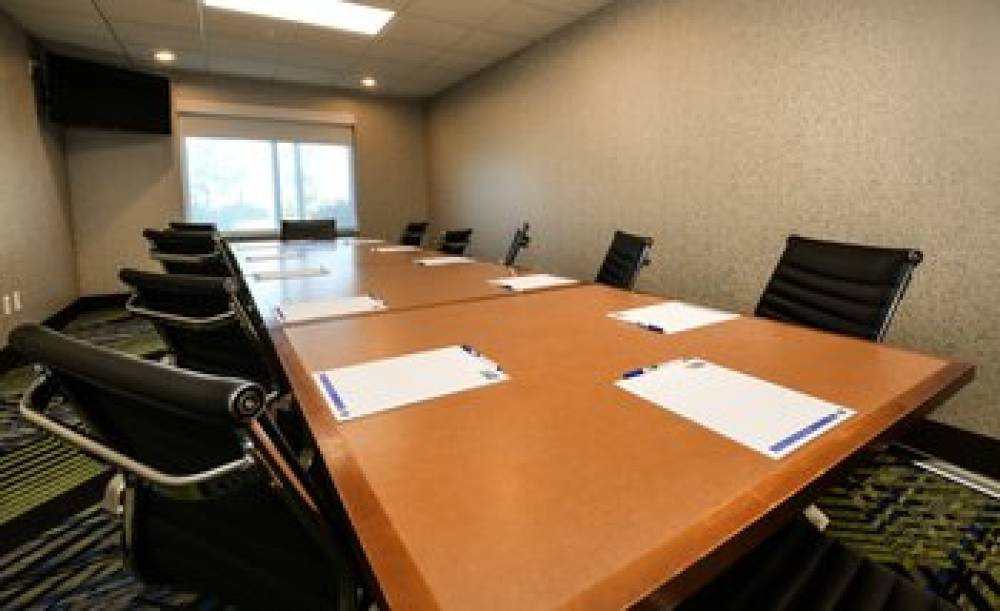 Holiday Inn Express & Suites GRAND FORKS 10