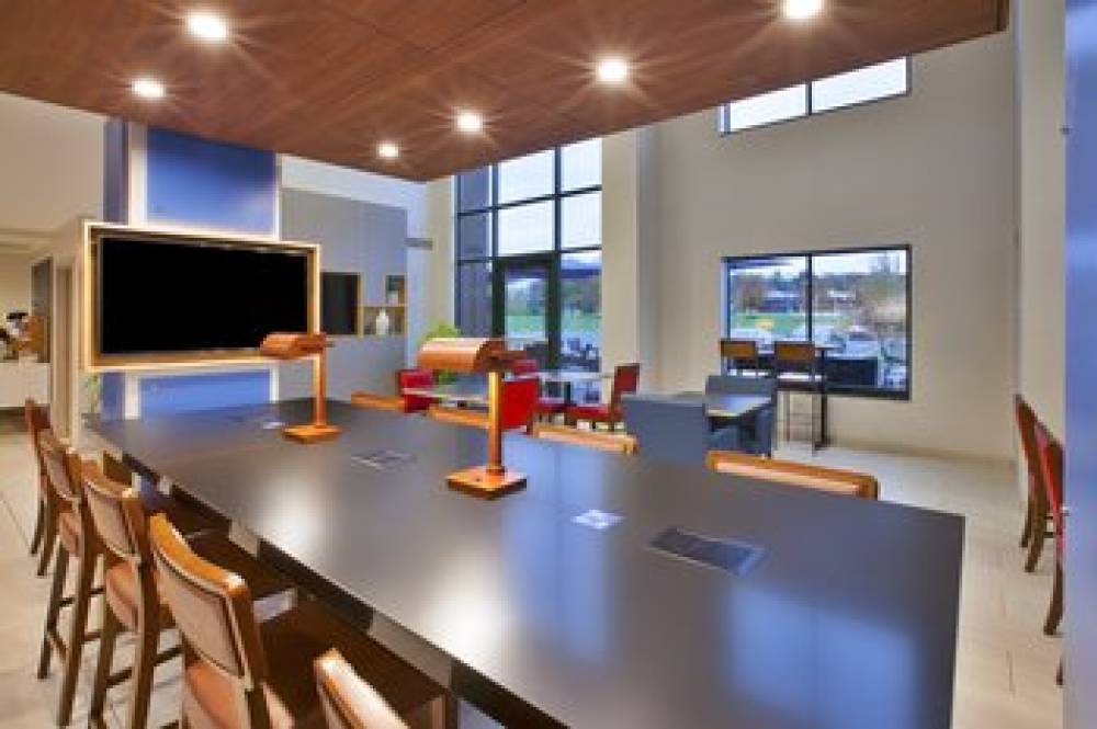 HOLIDAY INN EXPRESS SUITES 8