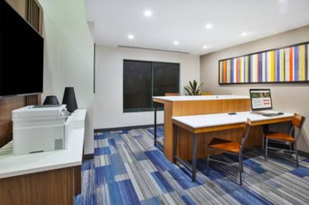 HOLIDAY INN EXPRESS SUITES 3