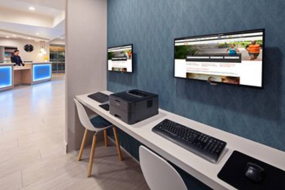 Holiday Inn Express & Suites HOLLYWOOD WALK OF FAME 5
