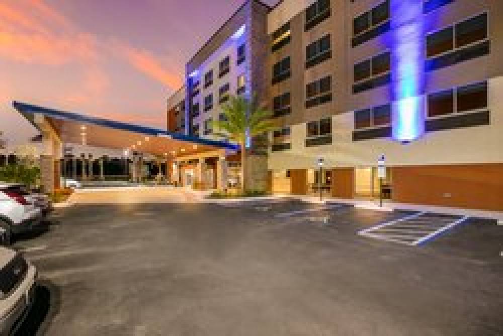 Holiday Inn Express & Suites Jacksonville Town Center
