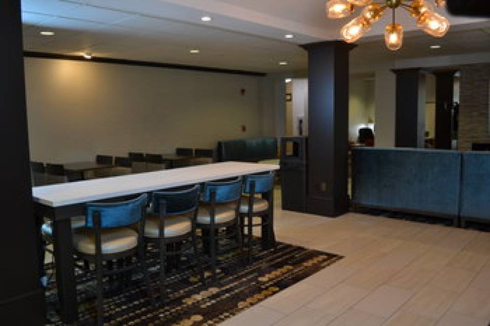 Holiday Inn Express & Suites KENT STATE UNIVERSITY 9