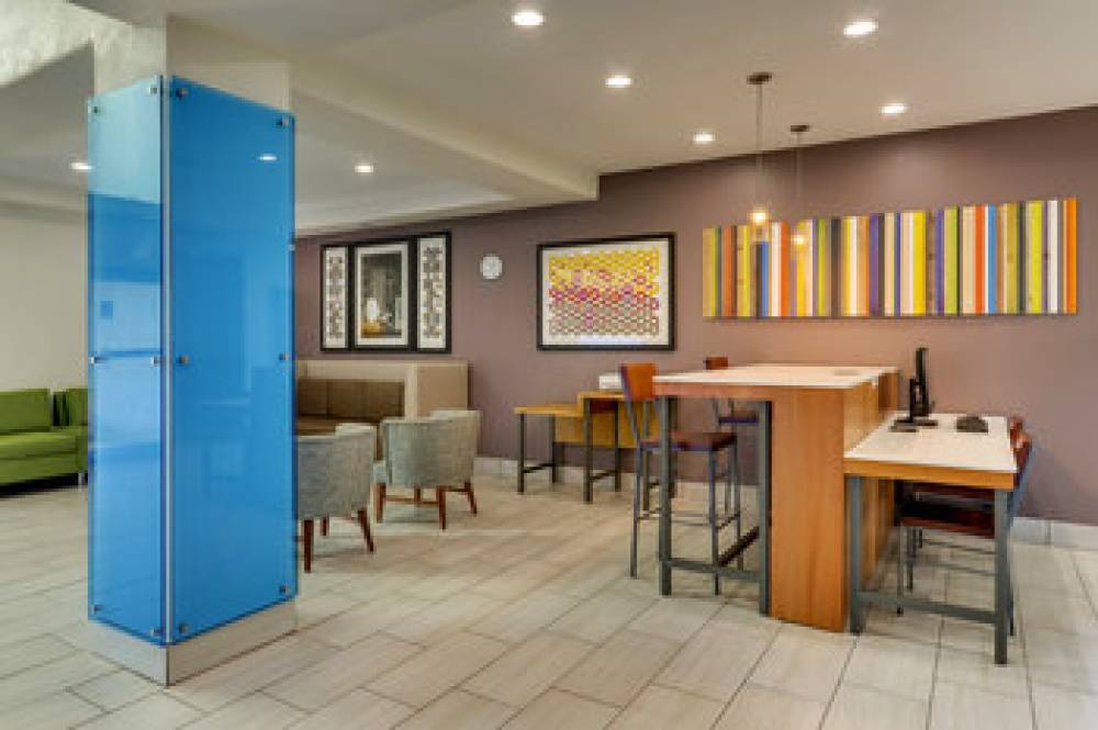 Holiday Inn Express & Suites LAKE WORTH NW LOOP 820 9
