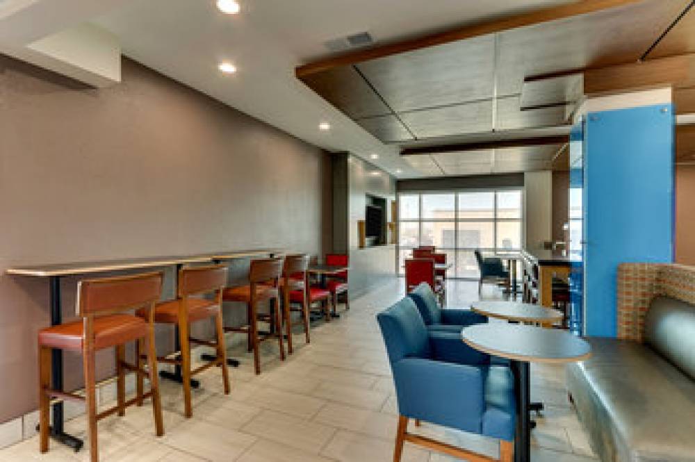 Holiday Inn Express & Suites LAKE WORTH NW LOOP 820 10