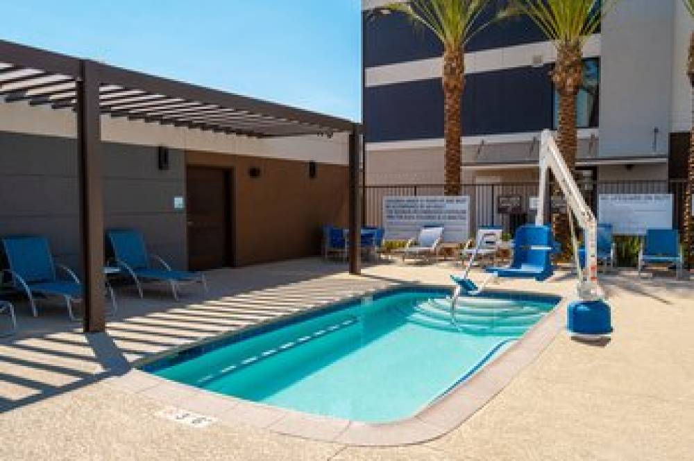 Holiday Inn Express & Suites LAS VEGAS - E TROPICANA 7
