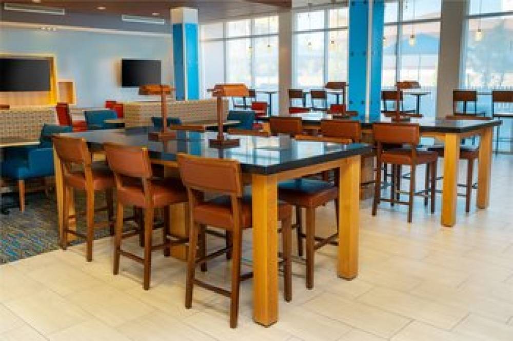 Holiday Inn Express & Suites LAS VEGAS - E TROPICANA 8