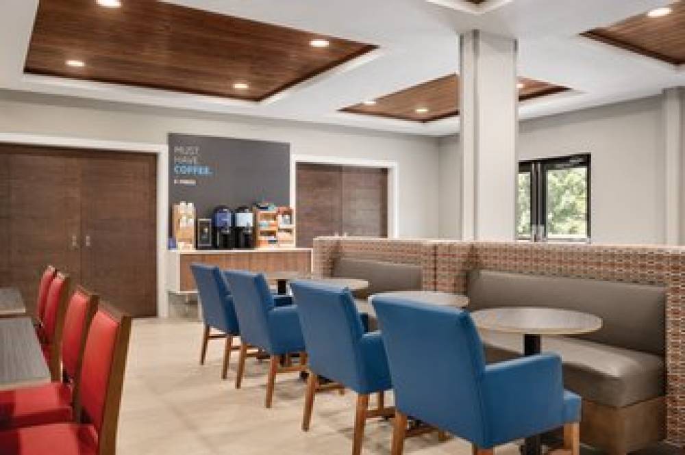 Holiday Inn Express & Suites LAVONIA 7