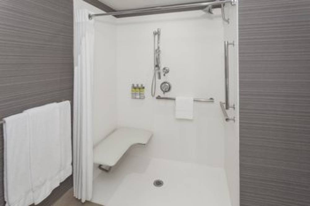 Holiday Inn Express & Suites LONG ISLAND-EAST END 2