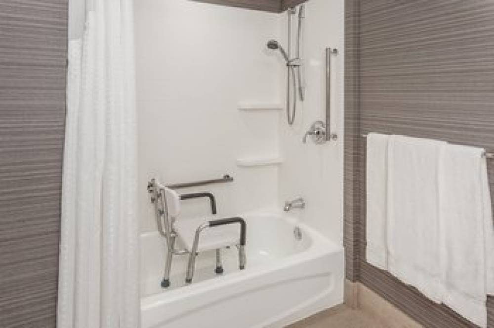 Holiday Inn Express & Suites LONG ISLAND-EAST END 3