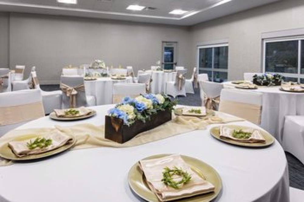 Holiday Inn Express & Suites MADISON 3