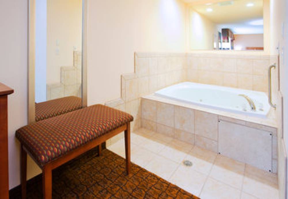 Holiday Inn Express & Suites MOUNT AIRY 3