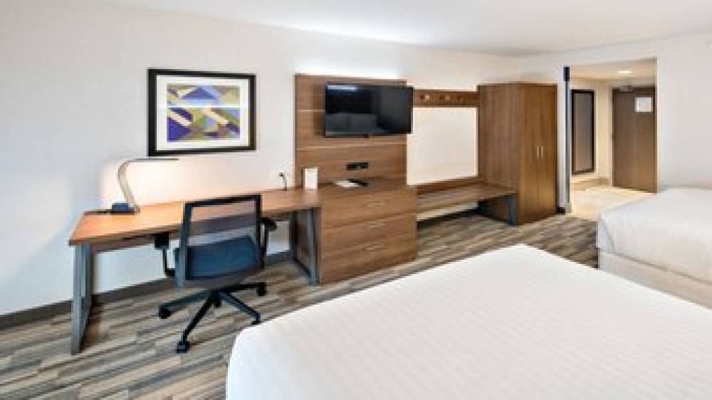 Holiday Inn Express & Suites MOUNT PLEASANT 3