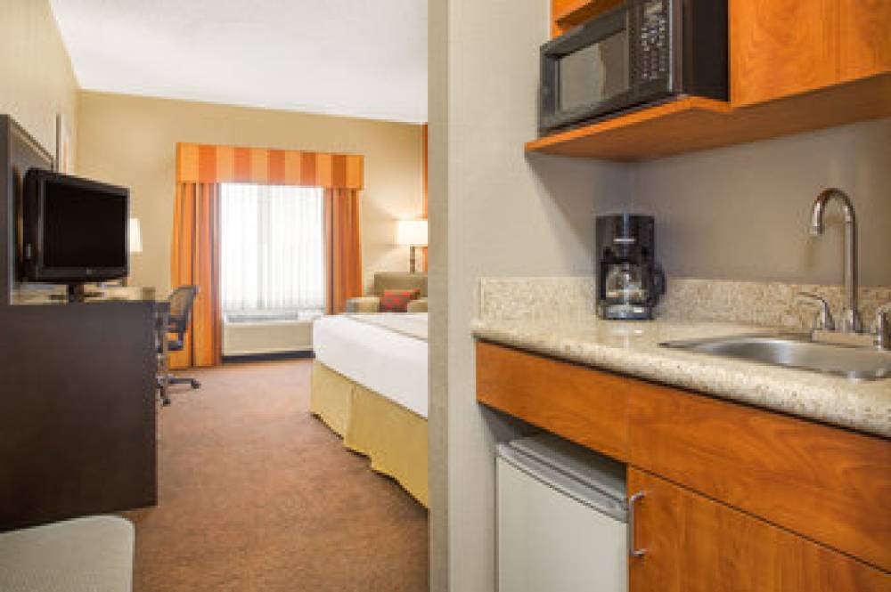 Holiday Inn Express & Suites MUNCIE 2
