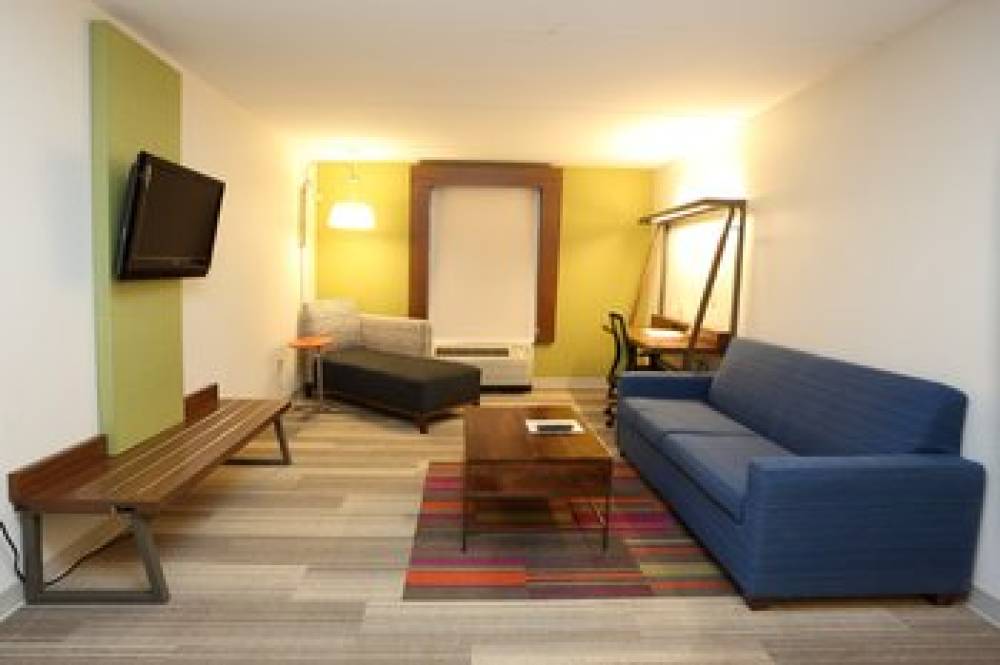 Holiday Inn Express & Suites NEWPORT NEWS 7