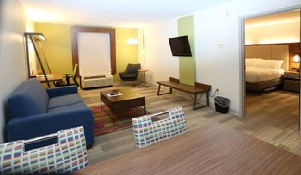 Holiday Inn Express & Suites NEWPORT NEWS 5