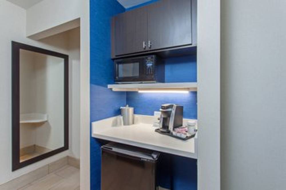 Holiday Inn Express & Suites OAKLAND-AIRPORT 10