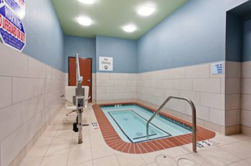 Holiday Inn Express & Suites OAKLAND-AIRPORT 2