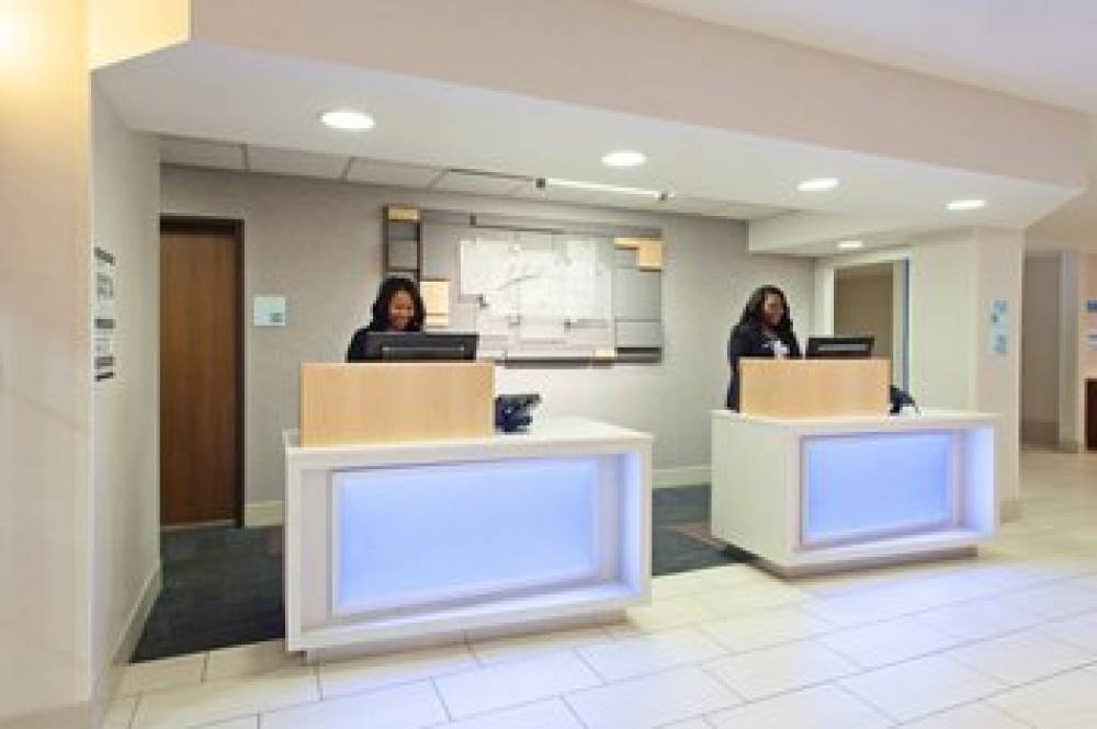 Holiday Inn Express & Suites OAKLAND-AIRPORT 4
