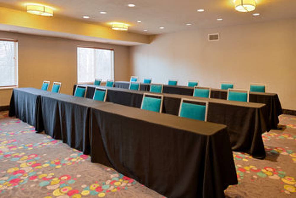 Holiday Inn Express & Suites OMAHA WEST 10