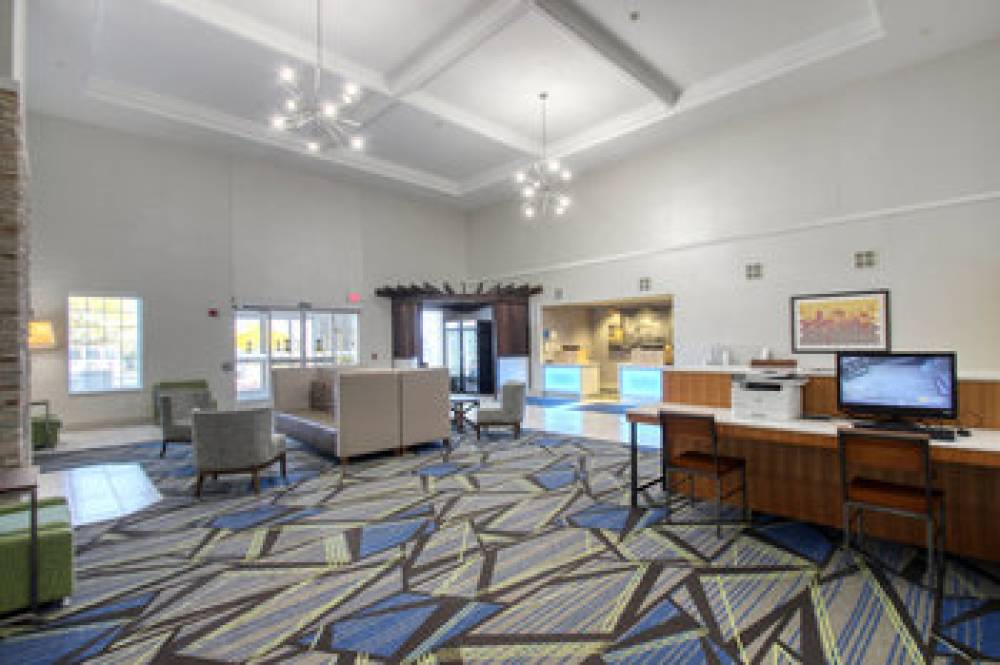 Holiday Inn Express & Suites OSHKOSH-SR 41 2