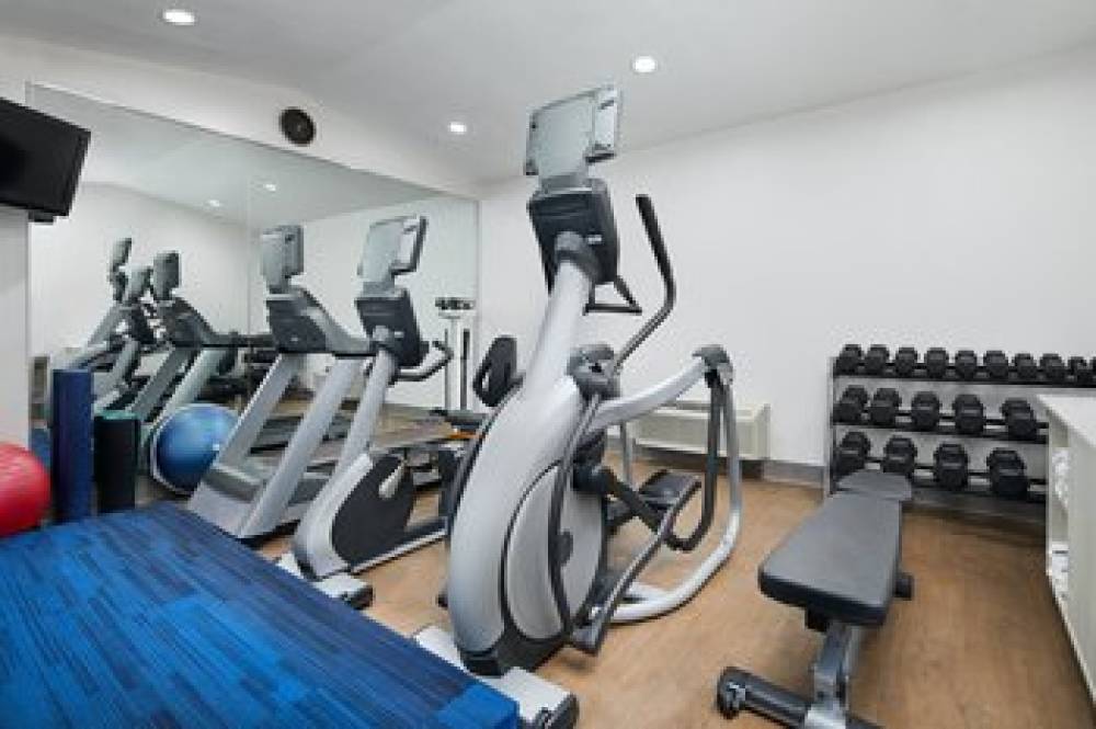 Holiday Inn Express & Suites PENSACOLA WEST-NAVY BASE 2