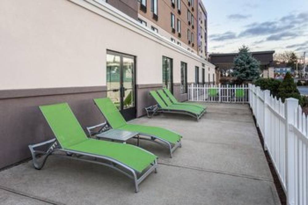 Holiday Inn Express & Suites PROVIDENCE-WOONSOCKET 8