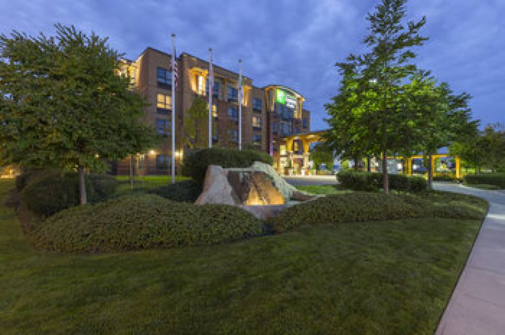 HOLIDAY INN EXP STES RIVERPORT BY I 1