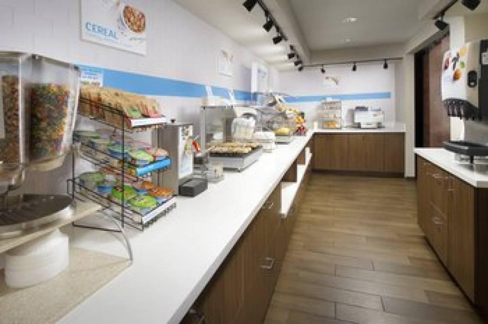 Holiday Inn Express & Suites SAN ANTONIO-DTWN MARKET AREA 5