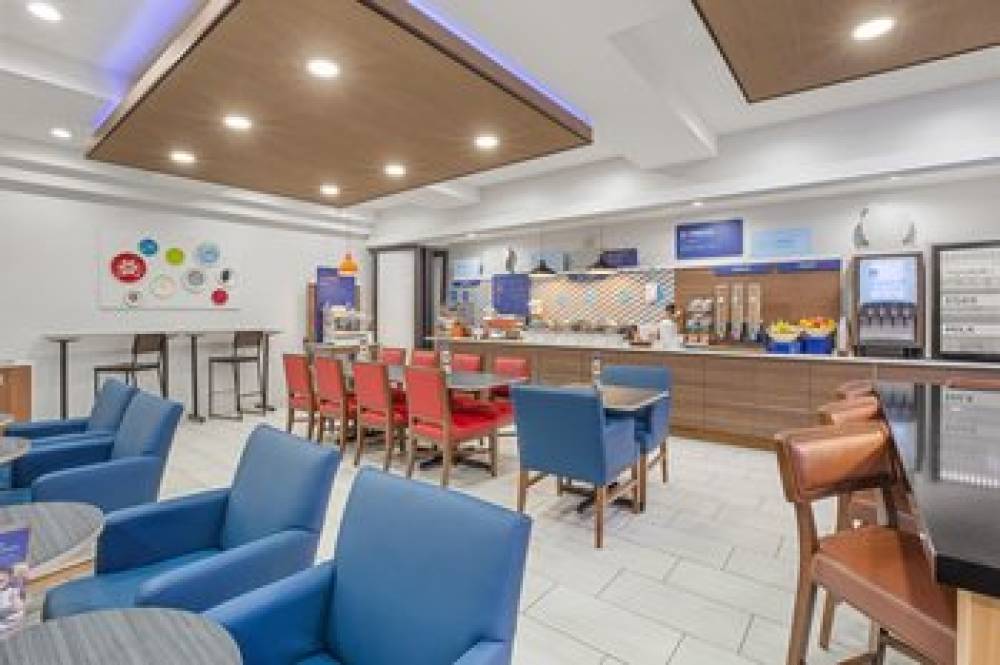 Holiday Inn Express & Suites TACOMA 8