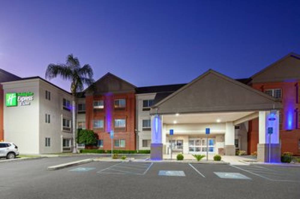 Holiday Inn Express & Suites Tulare