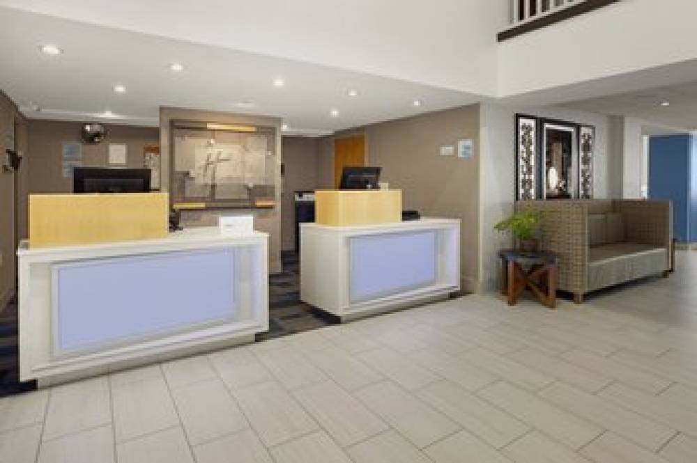 Holiday Inn Express & Suites Warrenton