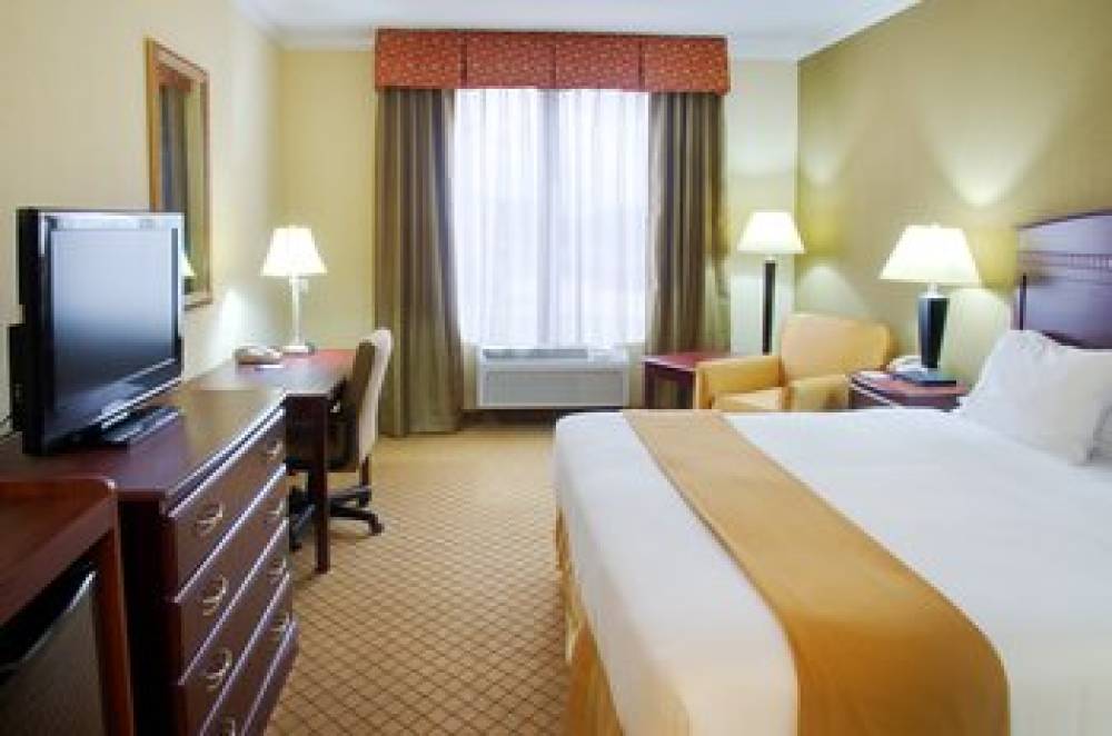 Holiday Inn Express & Suites WINNIE 8