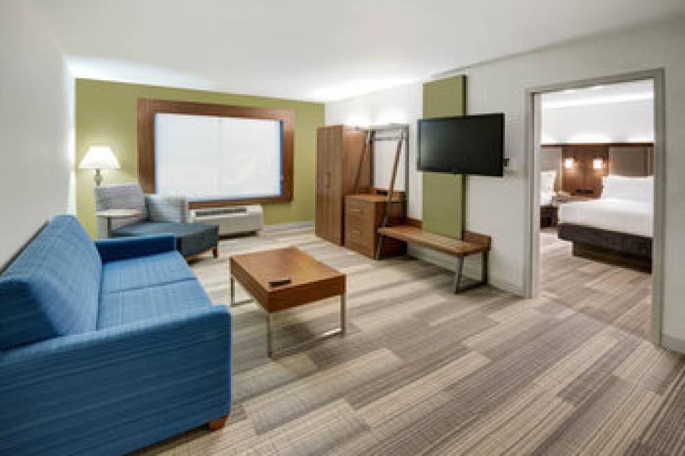 Holiday Inn Express & Suites WOODBRIDGE 8