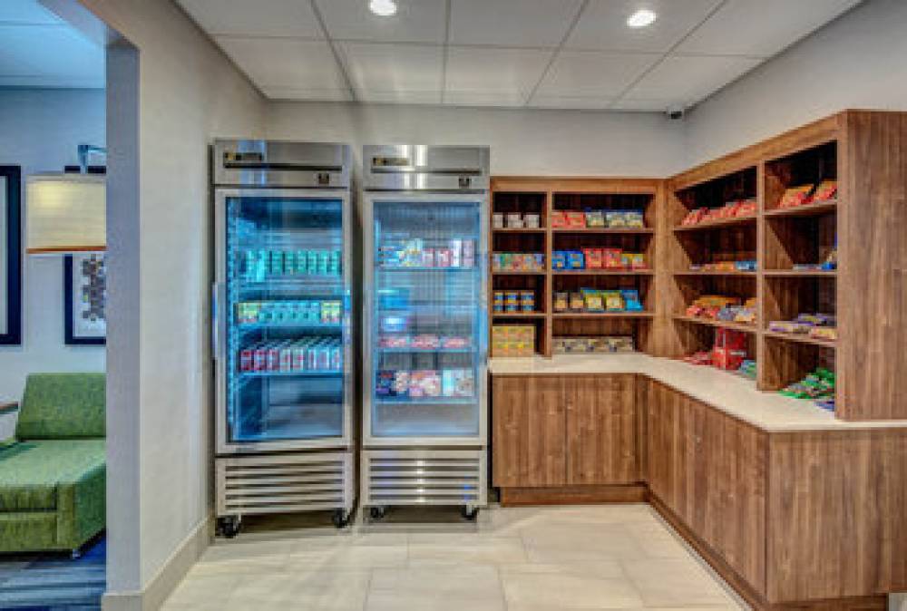 Holiday Inn Express & Suites WOODBRIDGE 9
