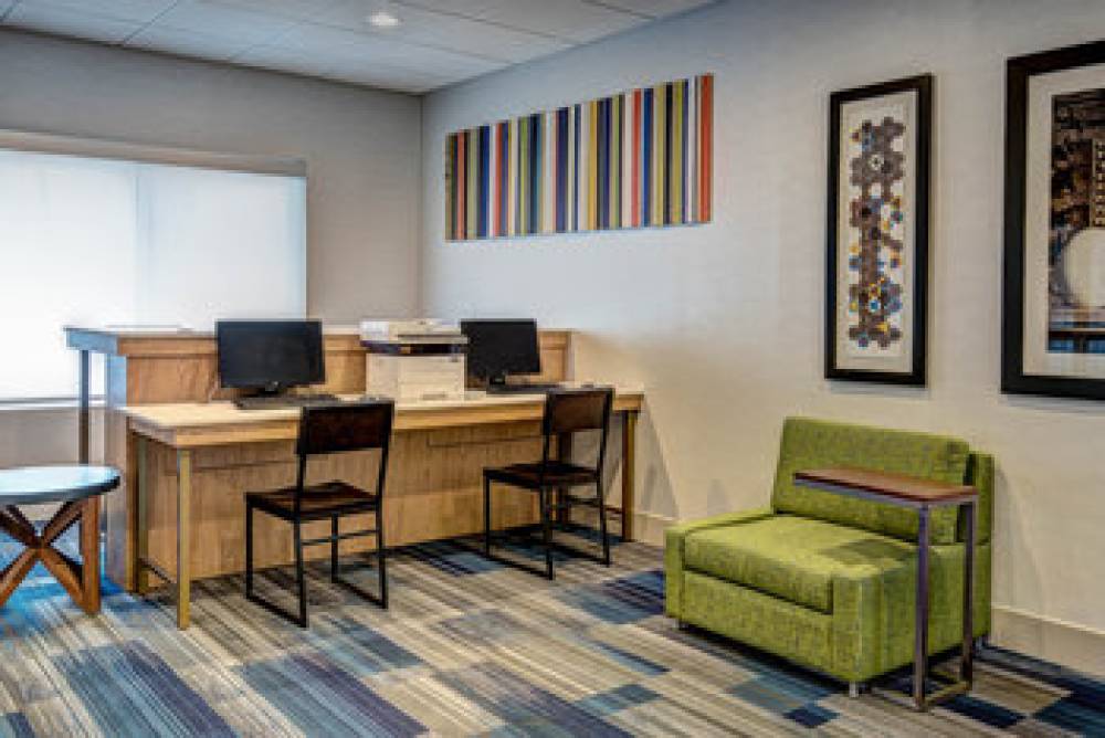 Holiday Inn Express & Suites WOODBRIDGE 10