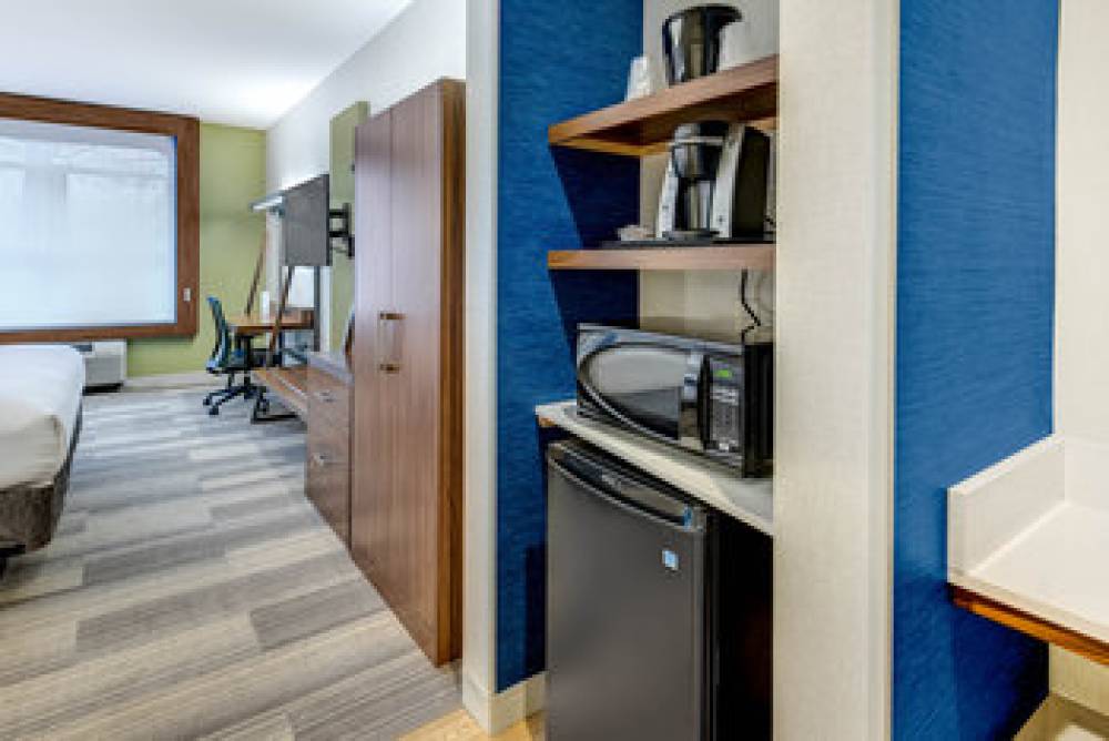 Holiday Inn Express & Suites WOODBRIDGE 4