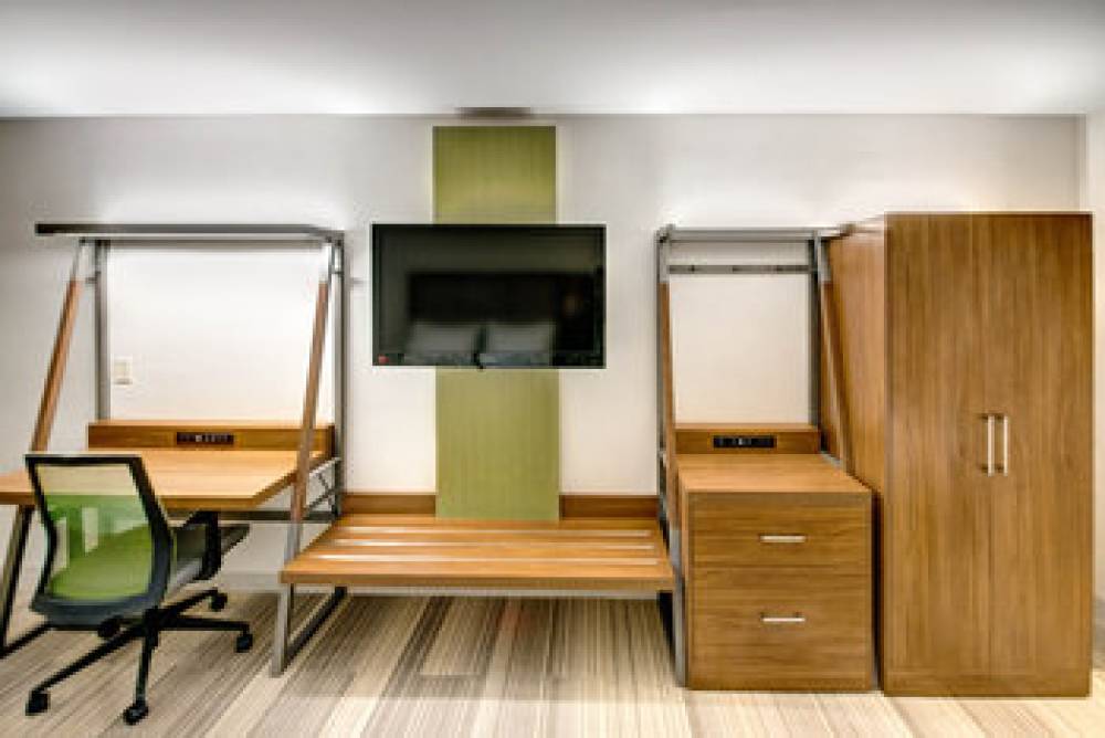 Holiday Inn Express & Suites WOODBRIDGE 5