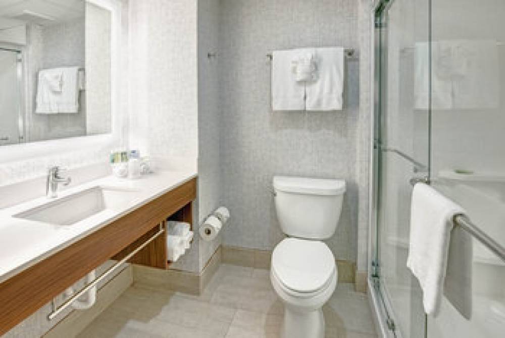Holiday Inn Express & Suites WOODBRIDGE 7