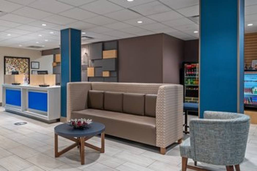 Holiday Inn Express & Suites Woodbridge
