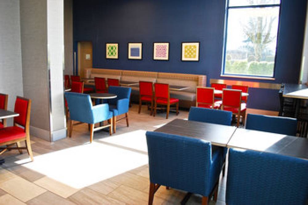 HOLIDAY INN EXPRESS AIRPORT 9