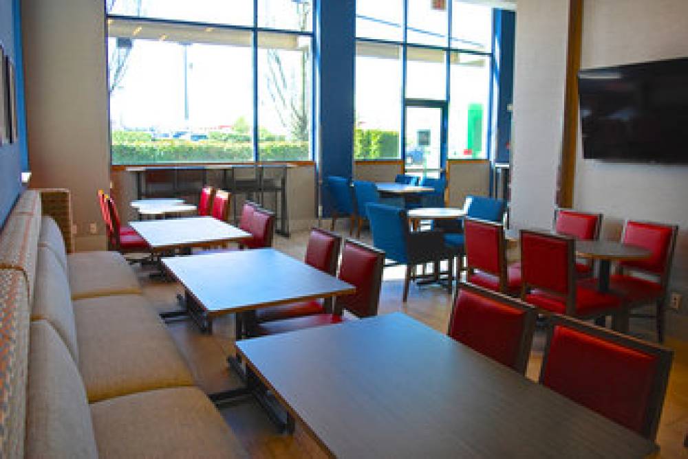 HOLIDAY INN EXPRESS AIRPORT 10