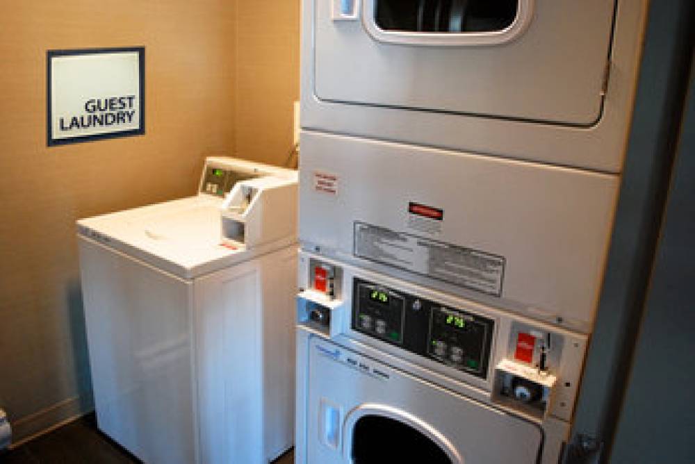 HOLIDAY INN EXPRESS AIRPORT 6