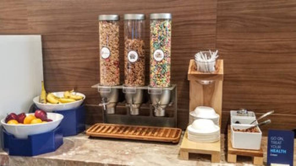 HOLIDAY INN EXPSTES SOLANA BCH BY I 7