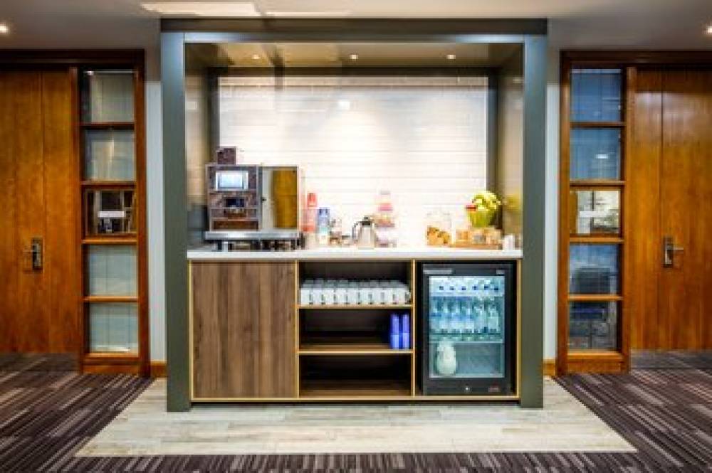 HOLIDAY INN GATWICK AIRPORT BY IHG 3