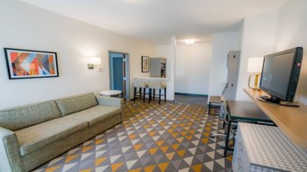 HOLIDAY INN 3