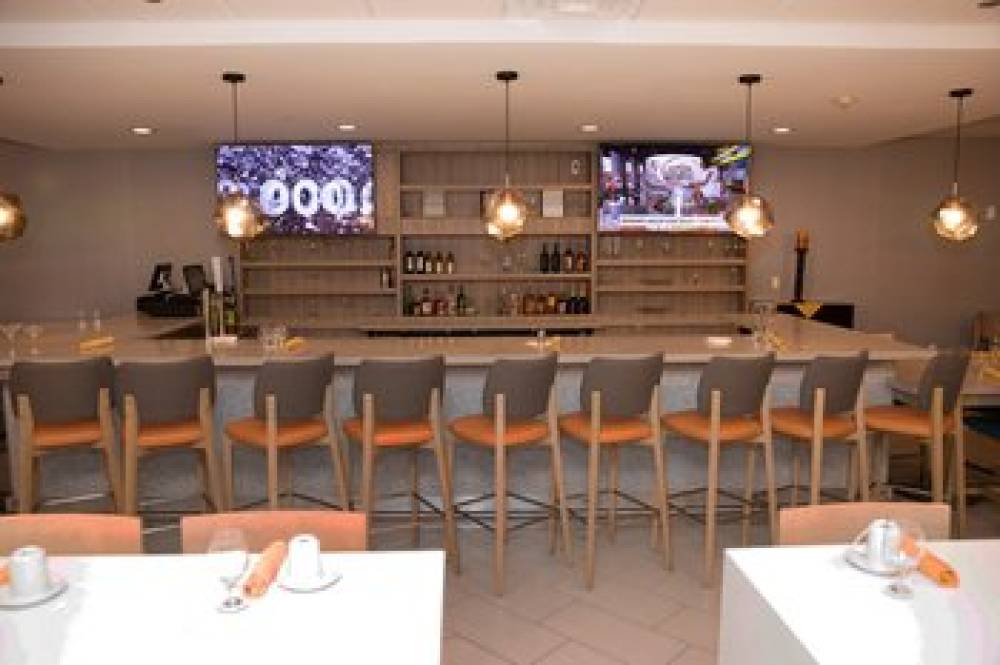 HOLIDAY INN HOBBY AIRPORT 4