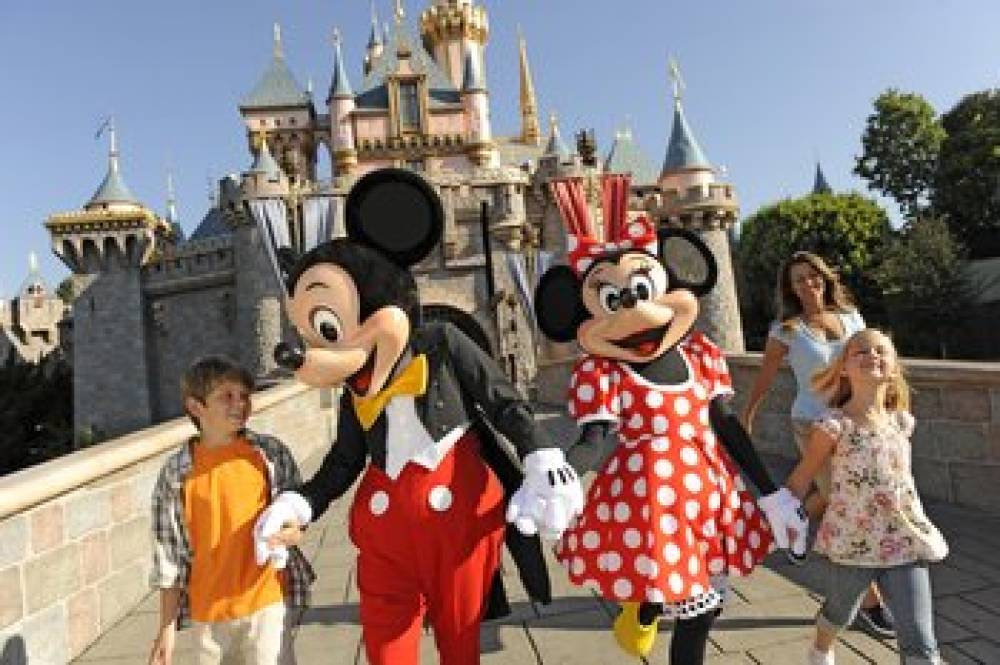 Holiday Inn & Suites ANAHEIM (1 BLK/DISNEYLAND) 9