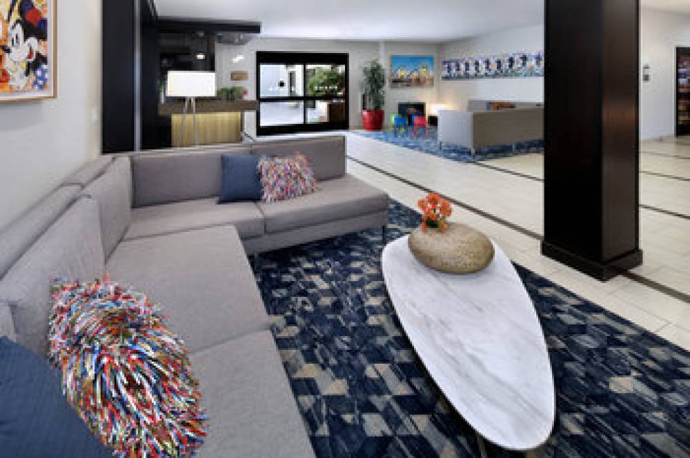 Holiday Inn & Suites ANAHEIM (1 BLK/DISNEYLAND) 6